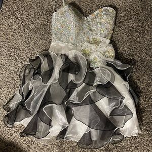 Ornate and elegant size 00 homecoming dress